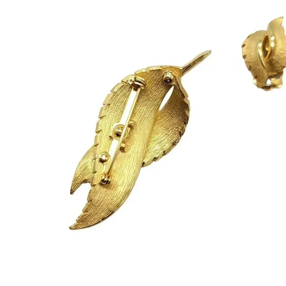 Matte Gold Tone Matching Leaf Brooch Clip Earring Set Vintage Mid Century - Picture 3 of 5